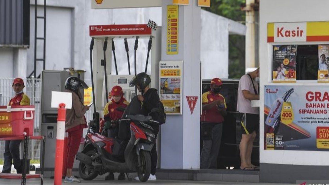 Kelangkaan bahan bakar minyak (BBM) di SPBU Shell disebabkan kendala pengadaan dan penyaluran, sementara pemerintah tengah berkoordinasi untuk memastikan ketersediaan BBM.