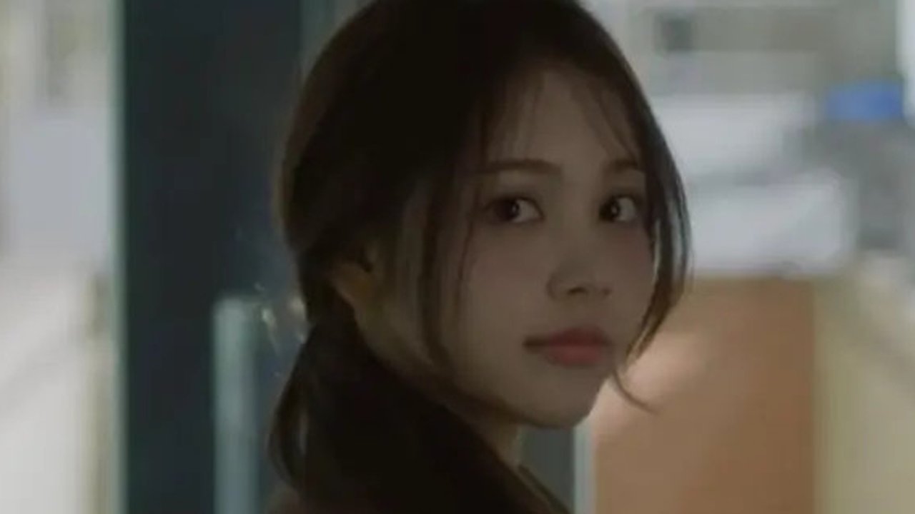 Penampilan Carmen dalam trailer debut girl grup Hearts2Hearts mencuri perhatian. Gadis cantik asal Bali itu menjadi idol K-Pop jebolan terbaru SM Entertainment.
