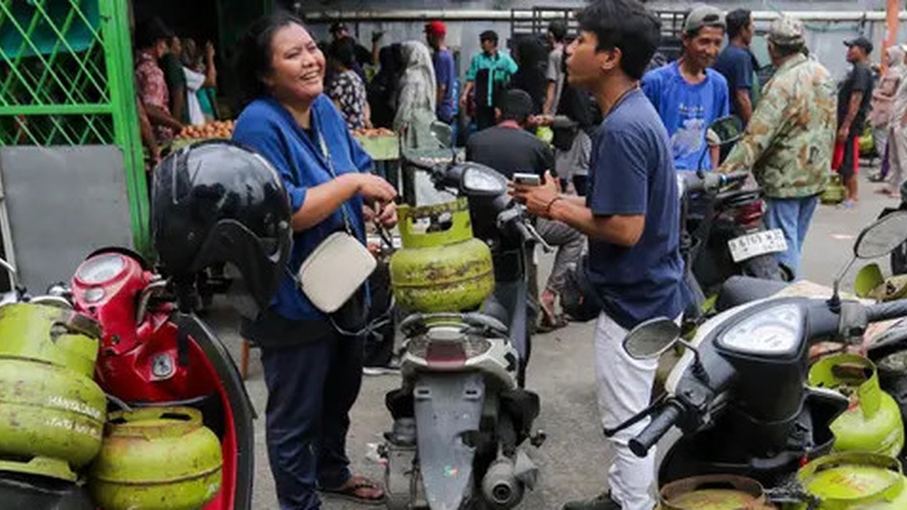 Pemerintah beralasan bahwa larangan bagi pengecer bertujuan memastikan pasokan gas elpiji subsidi 3 kilogram tetap tersedia bagi masyarakat. (Liputan6.com/Herman Zakharia)