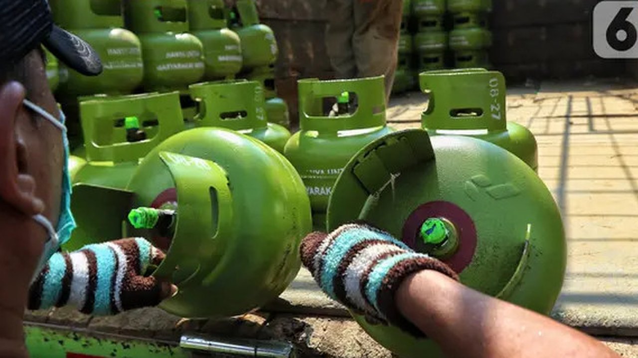 PT Pertamina Patra Niaga menginformasikan, total konsumen yang berhak melakukan pembelian tabung gas bersubsidi LPG 3 kg sekitar 6,7 juta orang. (Liputan6.com/Angga Yuniar)