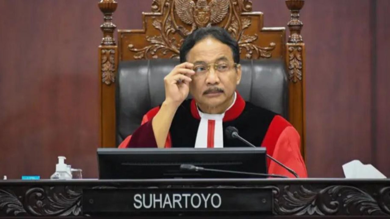 Mahkamah Konstitusi (MK) memutuskan bahwa ambang batas pencalonan presiden dan wakil presiden atau presidential threshold inkonstitusional atau tidak sah karena dianggap bertentangan dengan hak politik dan kedaulatan rakyat seperti dijamin di UUD 1945. Bagaimana skenario penggantinya?