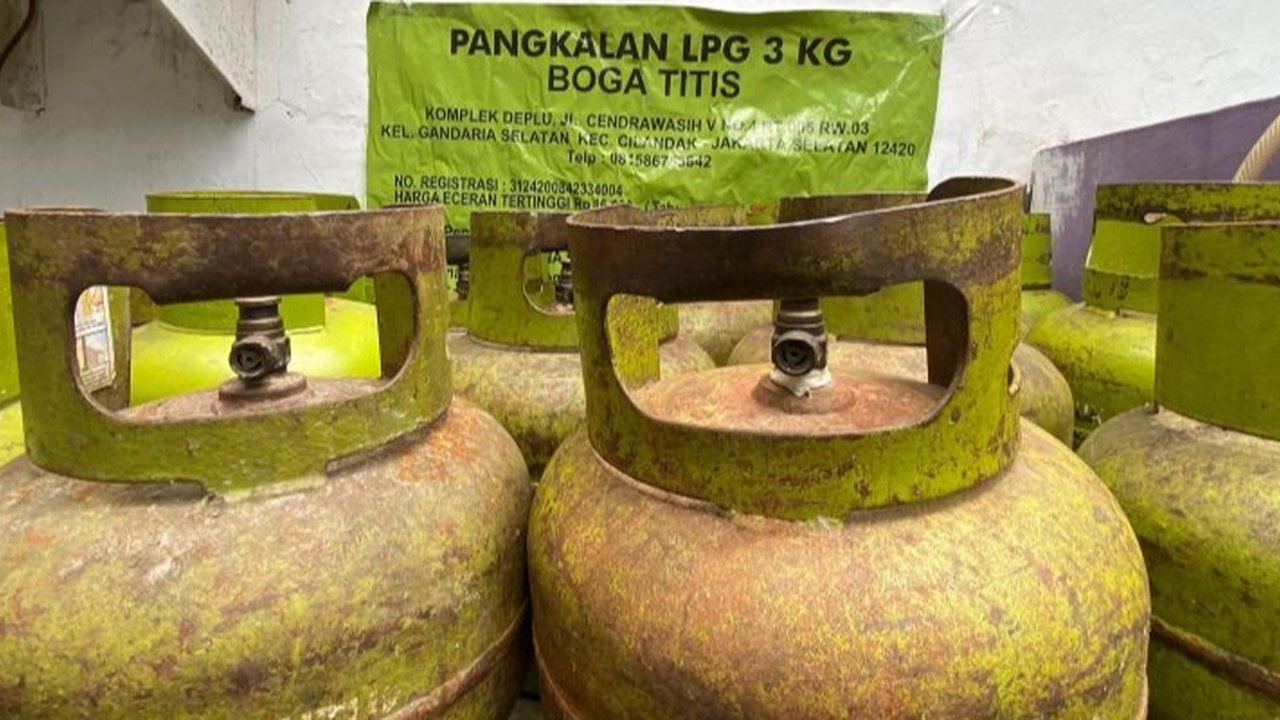 Warga mengantre panjang saat membeli gas elpiji 3 kg di sebuah agen di kawasan Ceger, Tangerang Selatan, Banten, Senin (3/2/2025).