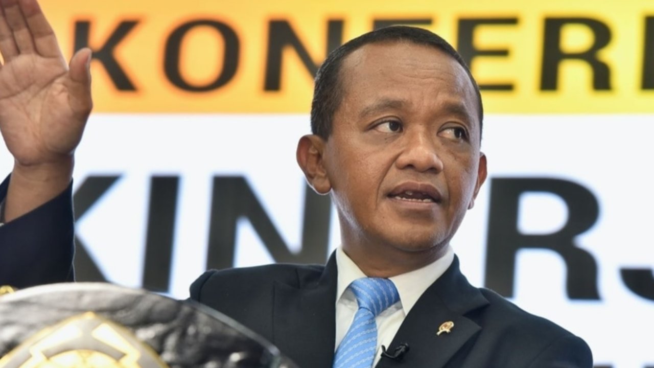 Menteri Energi dan Sumber Daya Mineral (ESDM) Bahlil Lahadalia mengatakan pemerintah tetap berkeinginan untuk memensiundinikan seluruh PLTU batu bara, dengan beberapa syarat. Apa saja itu?
