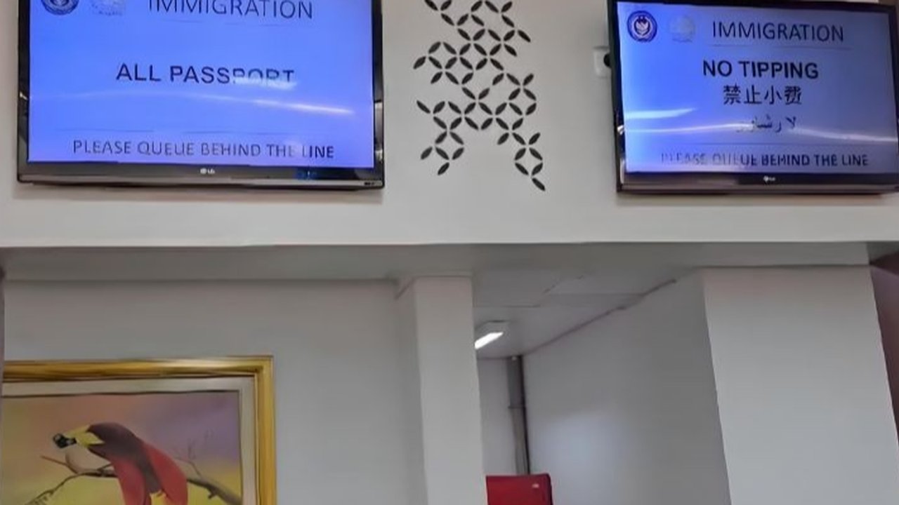 Direktorat Jenderal Imigrasi memasang tanda larangan memberi tip di bandara dan pelabuhan untuk mencegah pungli, sekaligus meningkatkan digitalisasi layanan guna meminimalisir interaksi petugas dan penumpang.