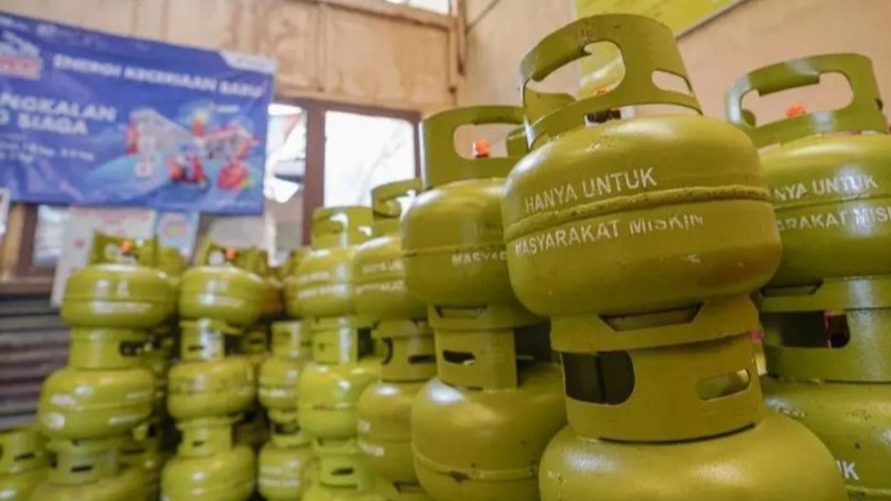 Pertamina menjamin pasokan LPG 3 kg di pangkalan resmi setelah pemerintah melarang penjualan oleh pengecer mulai Februari 2025, memastikan harga jual sesuai HET dan kualitas terjamin, serta masyarakat bisa melapor jika ada kecurangan.