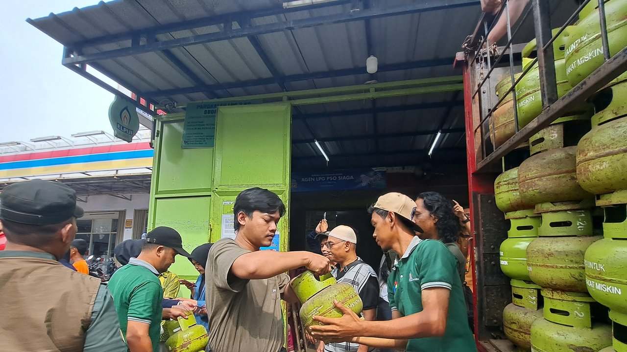 <p>Antrean masyarakat masih terlihat di pangkalan agen gas LPG 3 kg di Jalan Palem Raya, Kecamatan Cibodas, Kota Tangerang, Banten pada hari ini, Selasa (4/2/2025). (Liputan6.com/Pramita Tristiawati)</p>