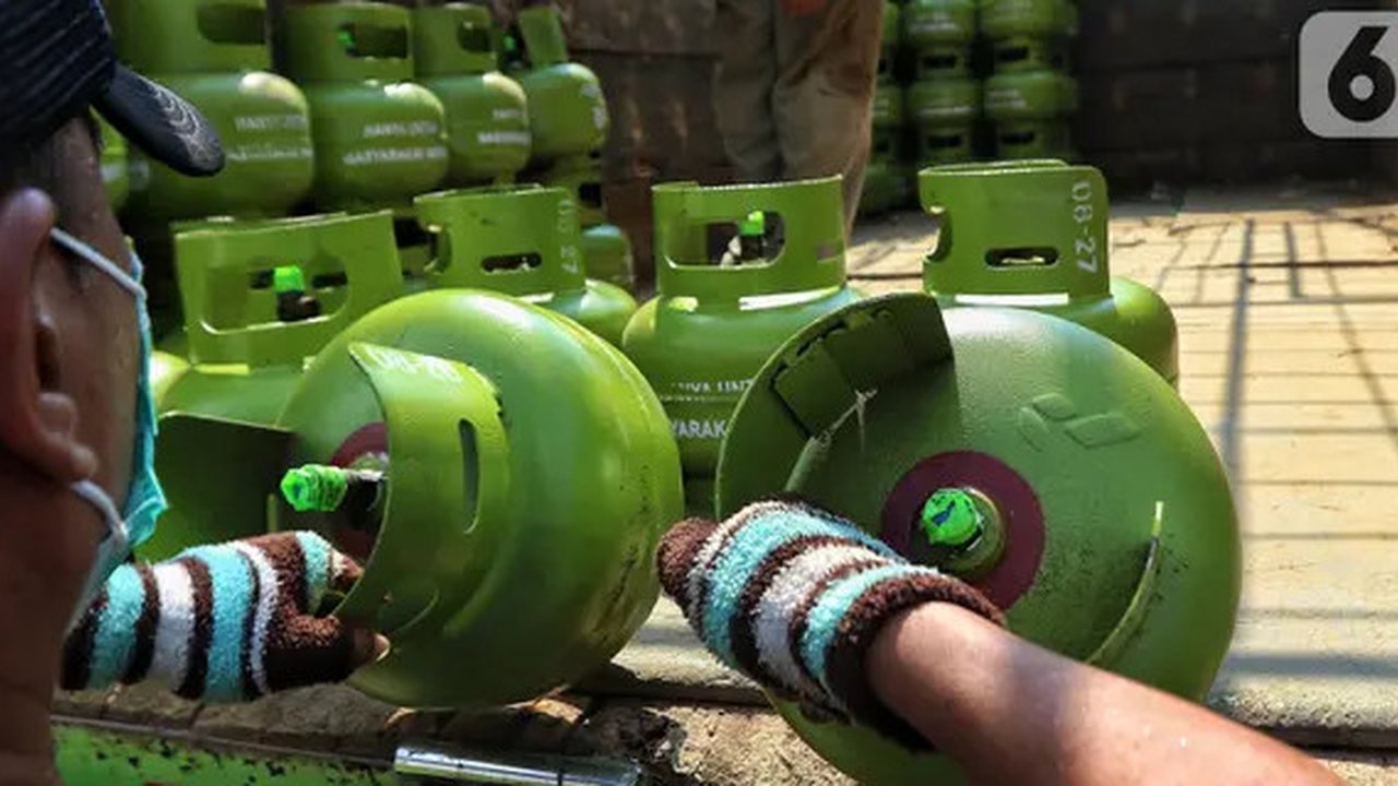 PT Pertamina Patra Niaga menginformasikan, total konsumen yang berhak melakukan pembelian tabung gas bersubsidi LPG 3 kg sekitar 6,7 juta orang. (Liputan6.com/Angga Yuniar)
