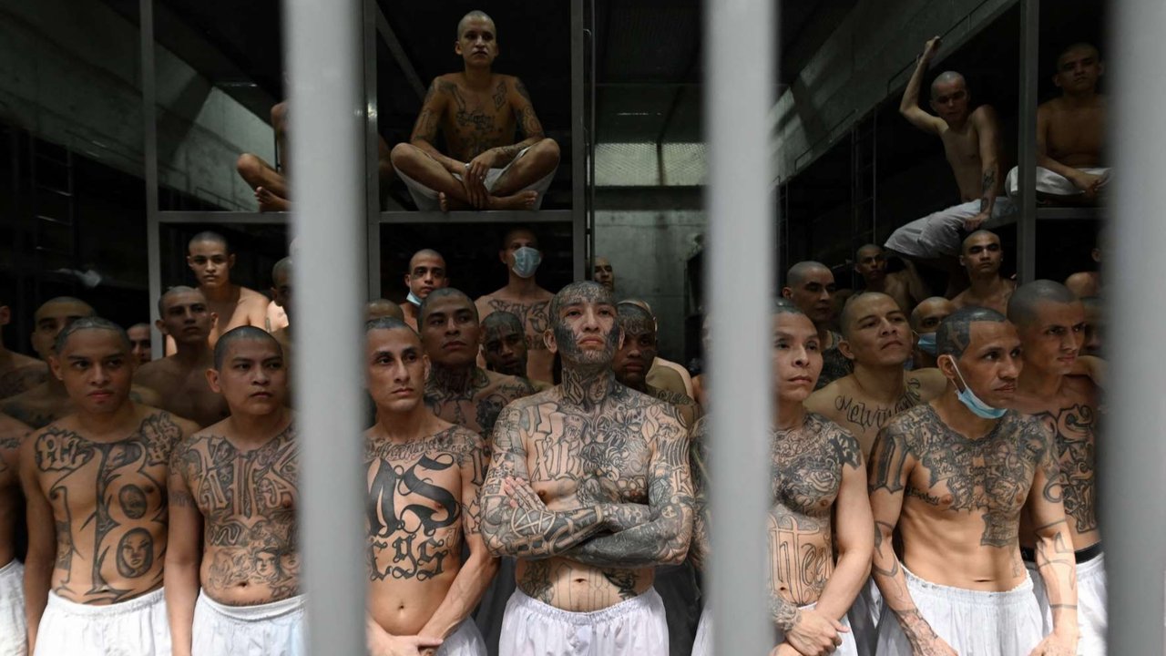 Sejumlah narapidana berada di dalam sel mereka di Pusat Penahanan Antiterorisme (CECOT), penjara raksasa di Amerika Latin dengan keamanan tingkat tinggi, di Tecoluca, El Salvador, pada 27 Januari 2025.