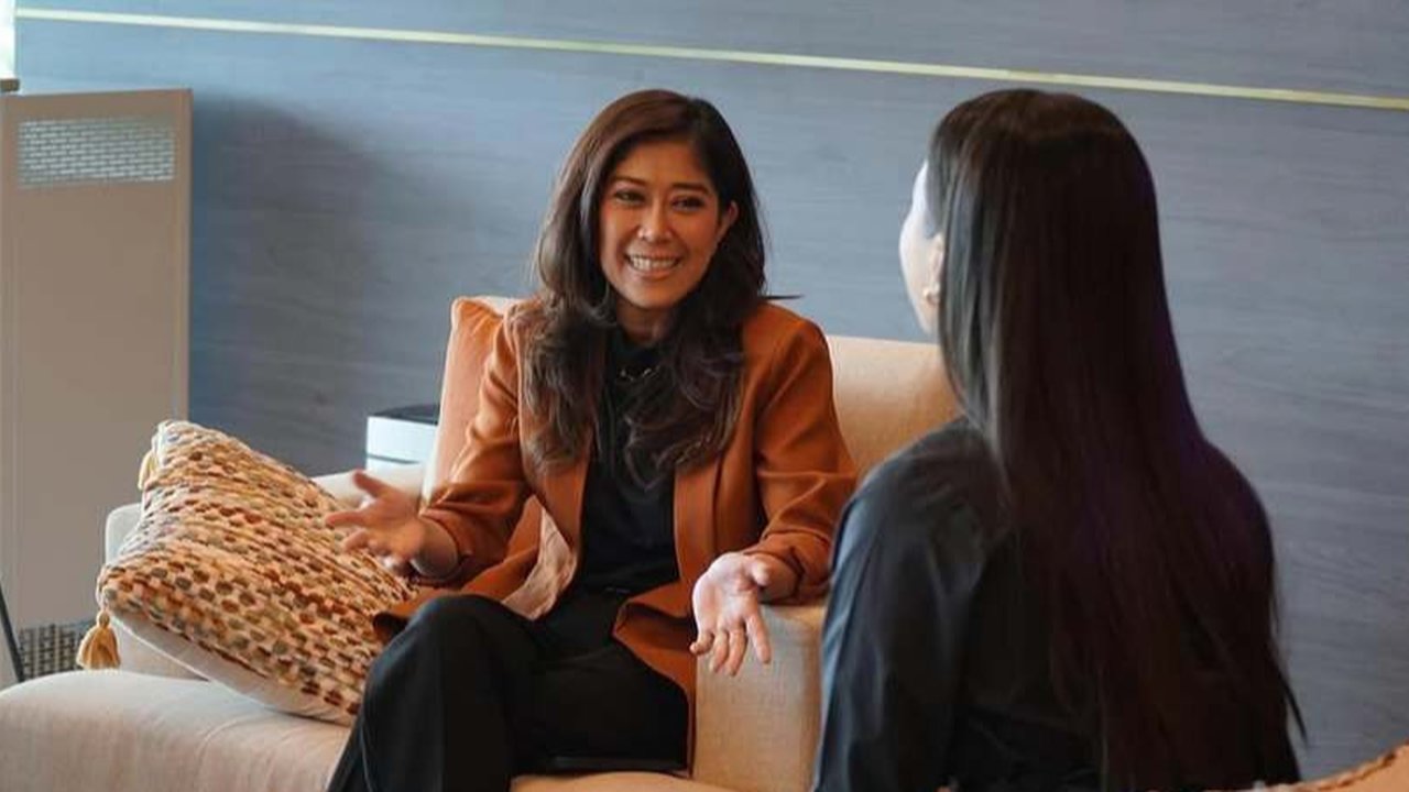 Tampak mendiskusikan sesuatu, Muetya Hafid unggah beberapa foto kebersamaannya dengan Raline Shah di akun Instagramnya. Kemungkinan, interaksi yang nyambung menjadi pertimbangan juga untuk memilih Raline sebagai staf khusus.