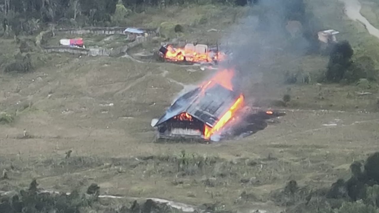 rumah di papua dibakar