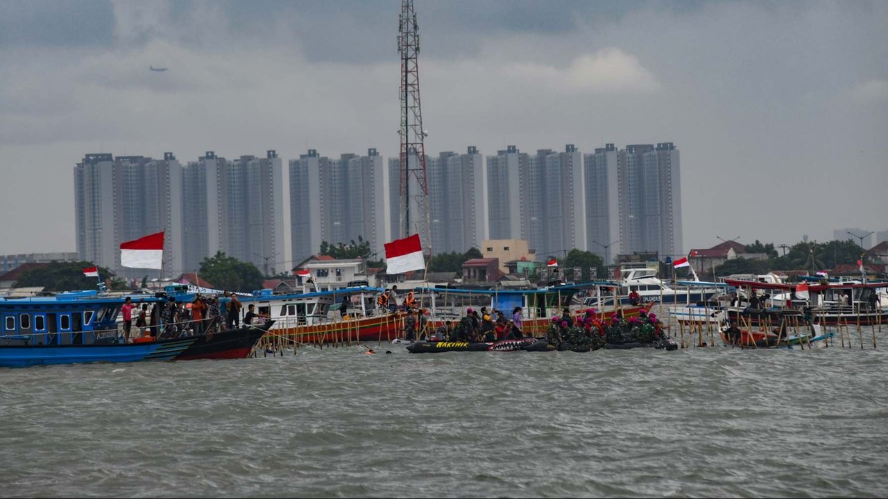 Pasukan TNI AL dan nelayan saat membongkar pagar laut di perairan Tanjung Pasir, Tangerang, Banten, pada Rabu (22/1/2024). Pembongkaran pagar laut ini melibatkan sebanyak 3.000 personel TNI AL, Kementerian Kelautan dan Perikanan (KKP), beserta nelayan.