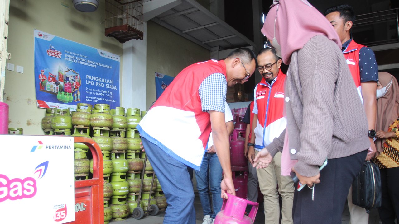 Petugas Pertamina Patraniaga lakukan pengecekan ketersedian  gas LPG 3 Kg di tingkat agen (Hermawan Arifianto/Liputan6.com)