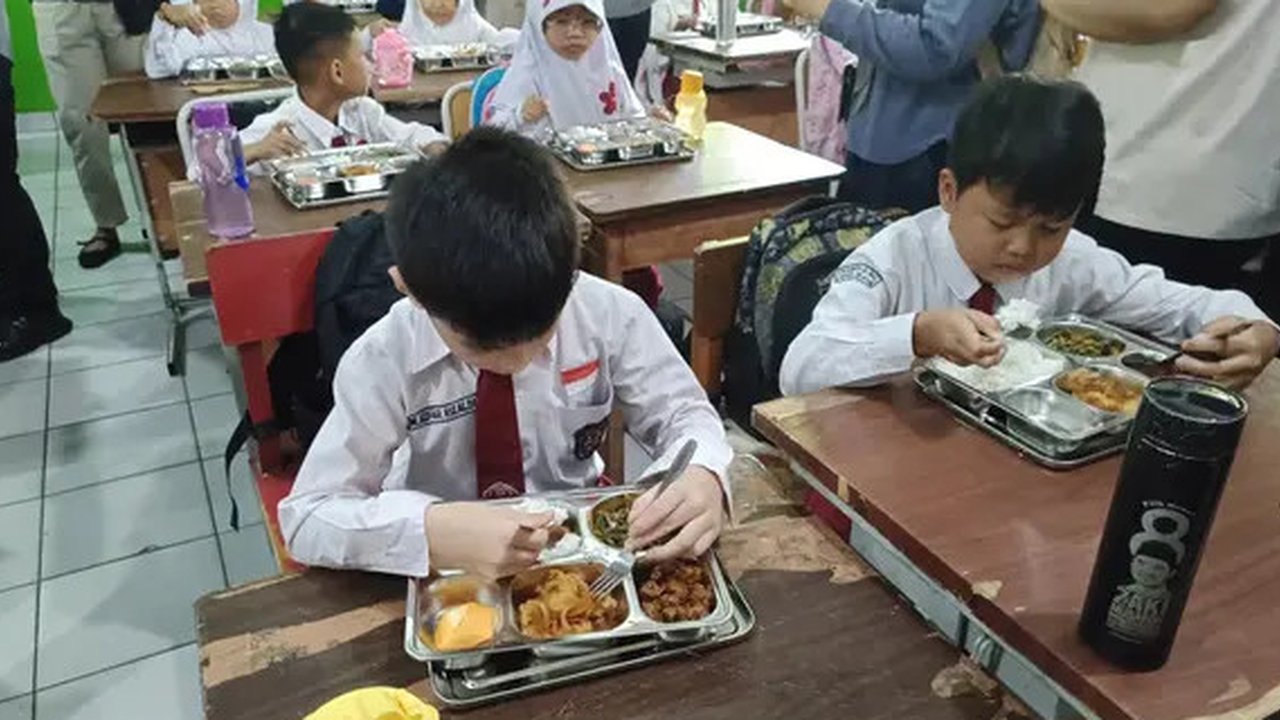 Program Makan Bergizi Gratis (MBG) di wilayah Jakarta Selatan dimulai pada Senin, (13/1/2025). Salah satu sekolah yang menjadi sasaran adalah SDN Bangka 01 Pagi.
