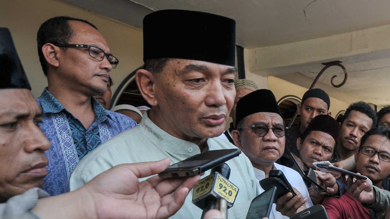 Cagub DKI Jakarta Sjafrie Sjamsoeddin memberikan keterangan pers usai salat Jumat di Masjid Luar Batang, Penjaringan, Jakarta,  (15/7). Sjafrie Sjamsoeddin silahturahmi dan salat Jumat bersama tokoh Luar Batang. (Liputan6.com/Yoppy Renato)