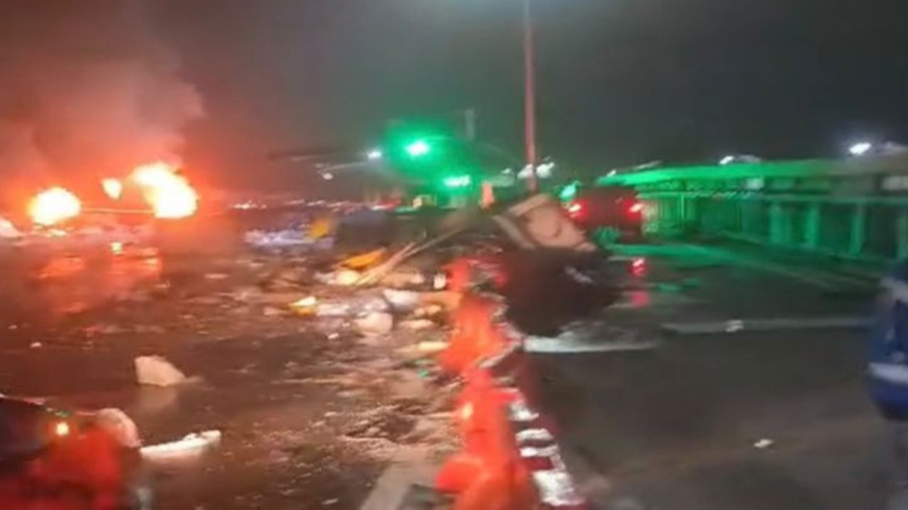 truk air galon tabrak gerbang tol ciawi