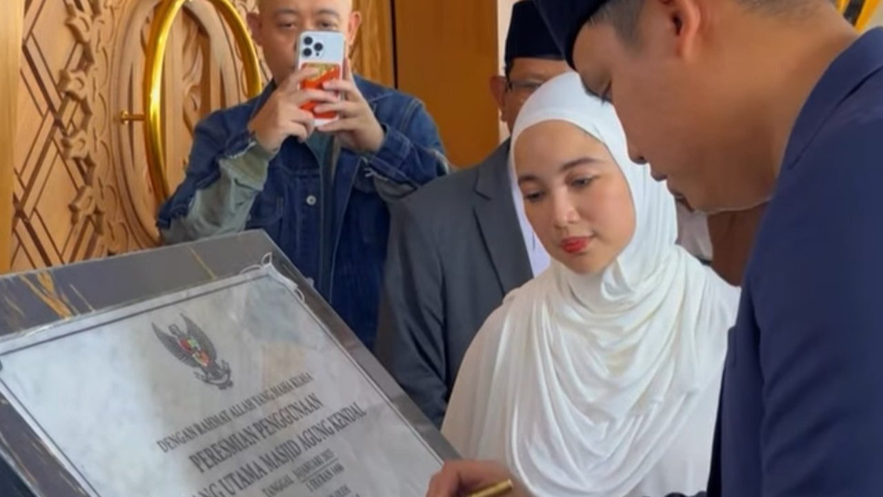 Caca Frederica Menangis di Peresmian Masjid Agung Kendal, Berharap Bisa Salat Tarawih di Sana saat Ramadan