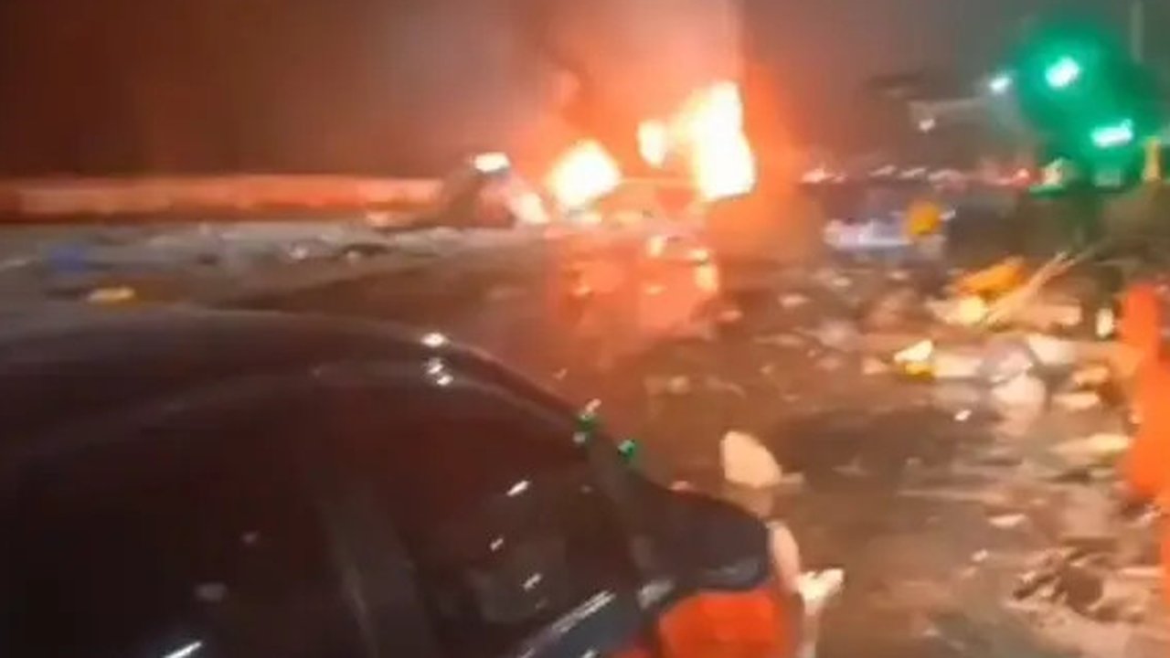 Sidang MK, pengawasan ketat LPG 3kg, polemik lahan di Bekasi, kasasi kasus penambang ilegal asal China, dan kecelakaan maut di GT Ciawi menjadi sorotan berita hukum di Indonesia kemarin.