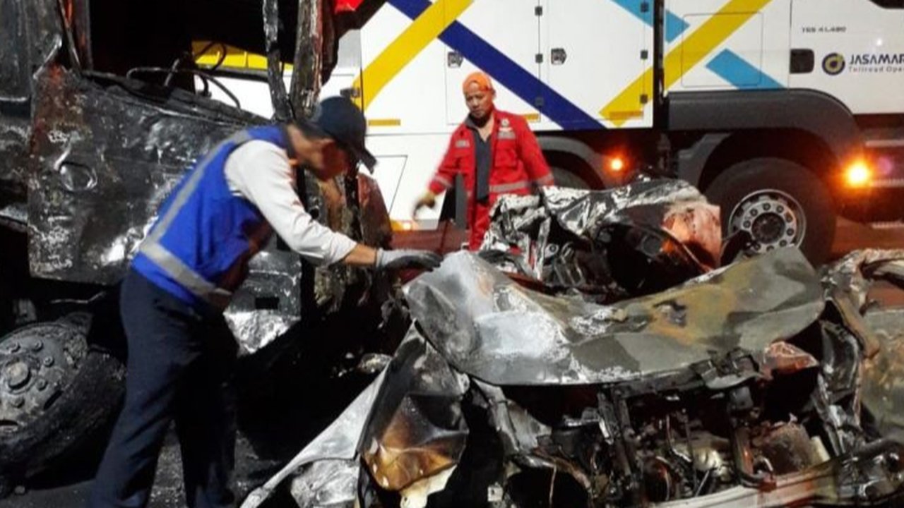 Kecelakaan beruntun di Gerbang Tol Ciawi, Bogor, Selasa malam (4/2) menewaskan enam orang dan melukai dua lainnya, diduga akibat rem blong sebuah truk yang menabrak sejumlah kendaraan.