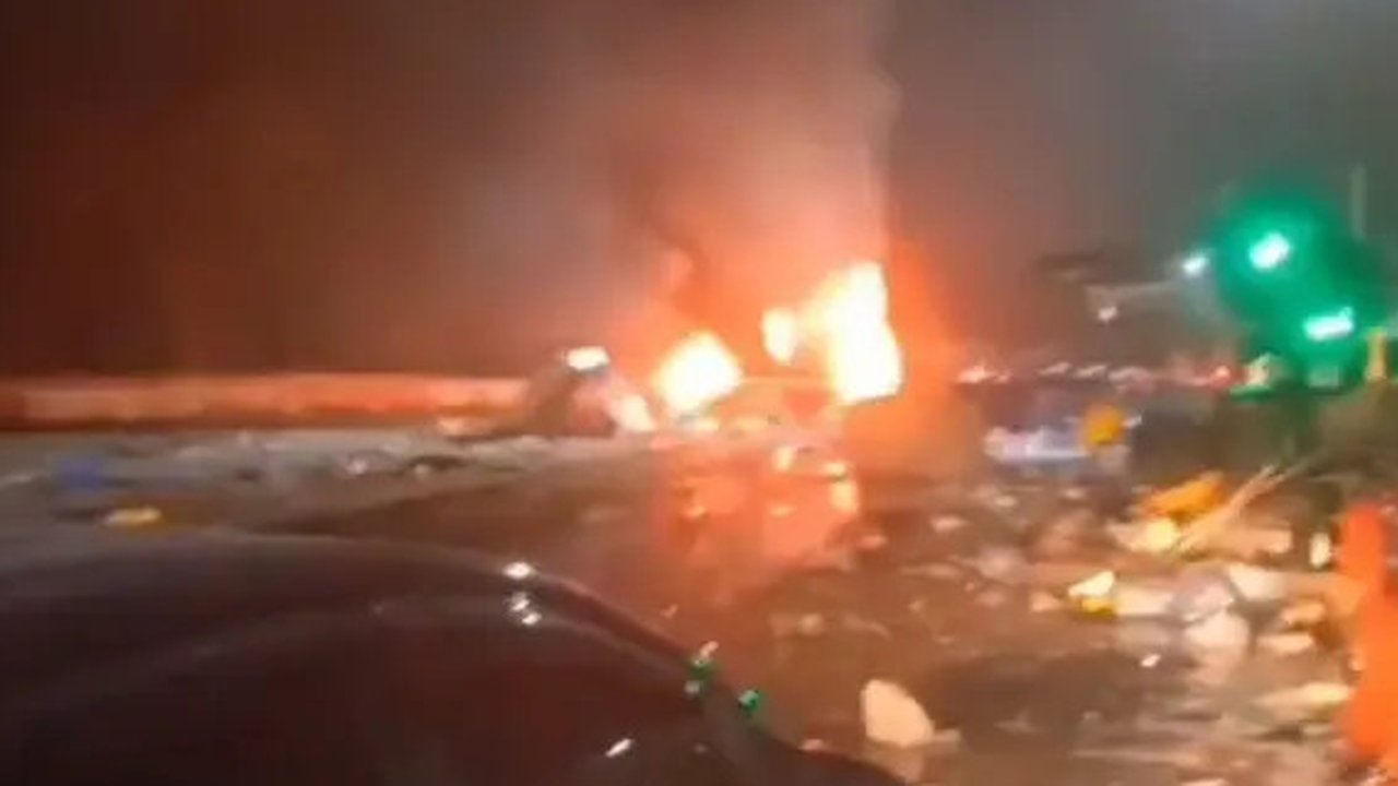 Sidang MK, pengawasan ketat LPG 3kg, polemik lahan di Bekasi, kasasi kasus penambang ilegal asal China, dan kecelakaan maut di GT Ciawi menjadi sorotan berita hukum di Indonesia kemarin.
