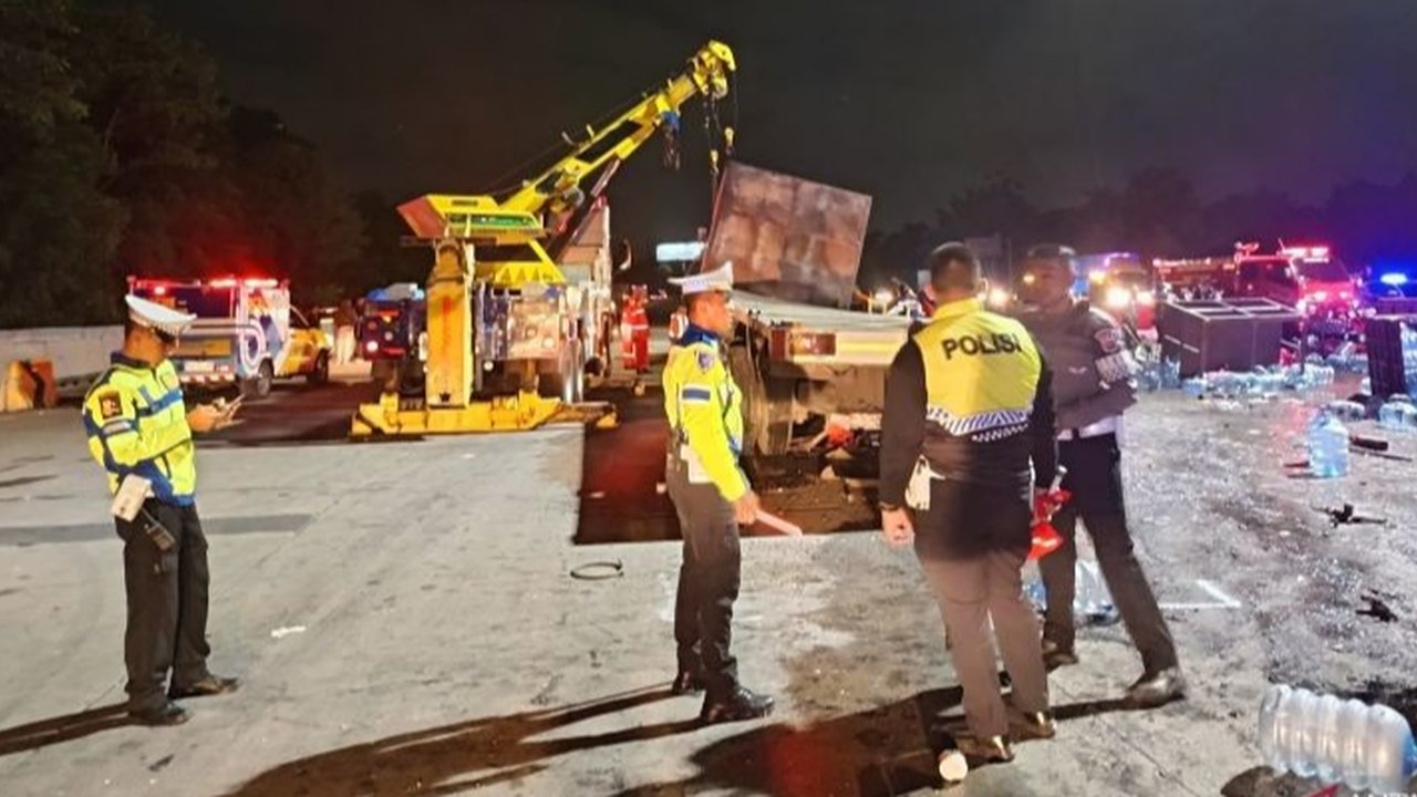 Kecelakaan maut yang melibatkan truk rem blong di Gerbang Tol Ciawi, Bogor, menewaskan delapan orang dan melukai sebelas lainnya; gerbang tol sempat ditutup sementara untuk evakuasi.