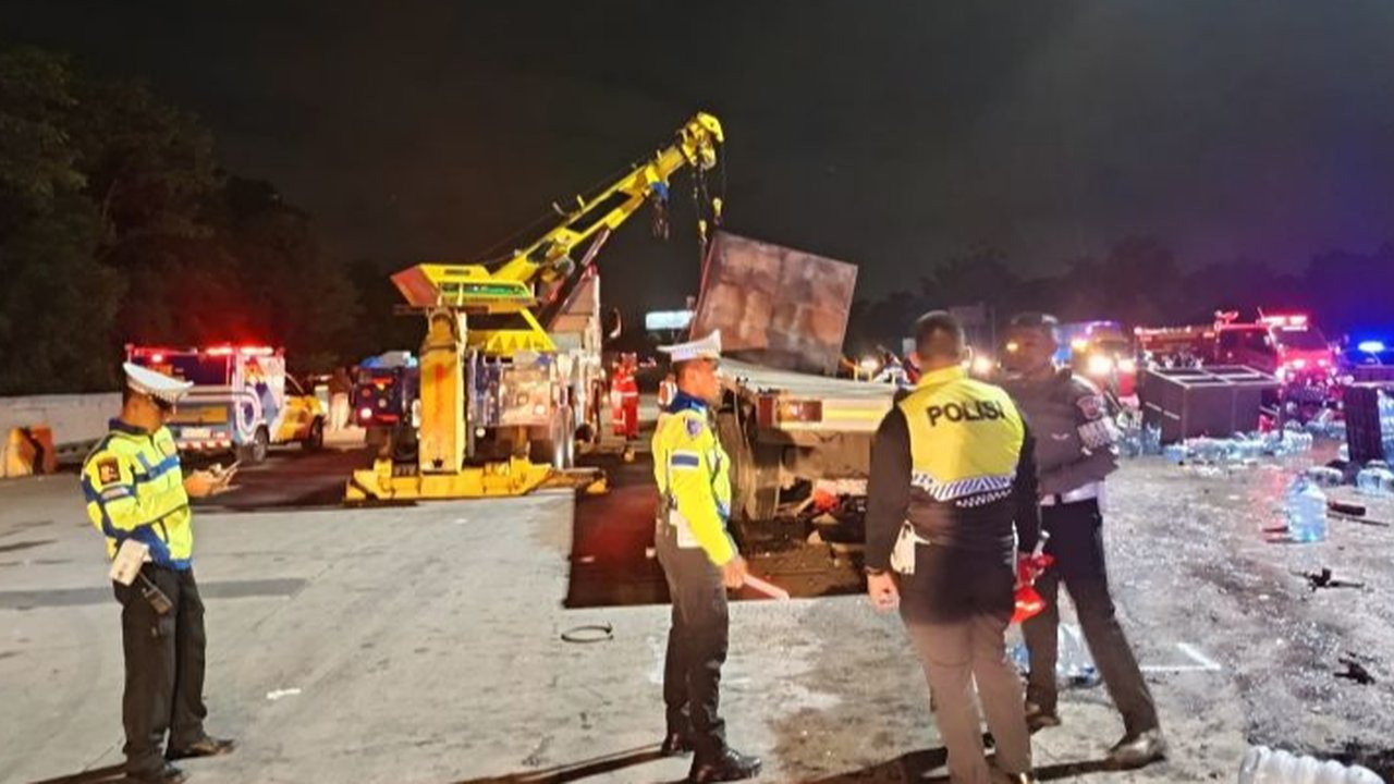 Kecelakaan Tol Ciawi Truk Galon Rem Blong (Sumber: X/Twitter/heraloebss)