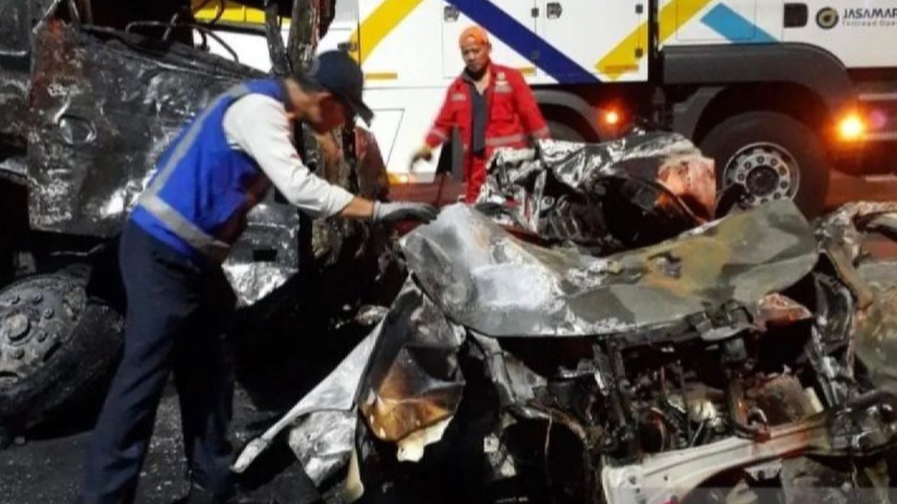 Kecelakaan beruntun di Gerbang Tol Ciawi, Bogor, pada 4 Februari 2024, menewaskan delapan orang dan melukai belasan lainnya; Kemenhub turun tangan untuk investigasi menyeluruh.