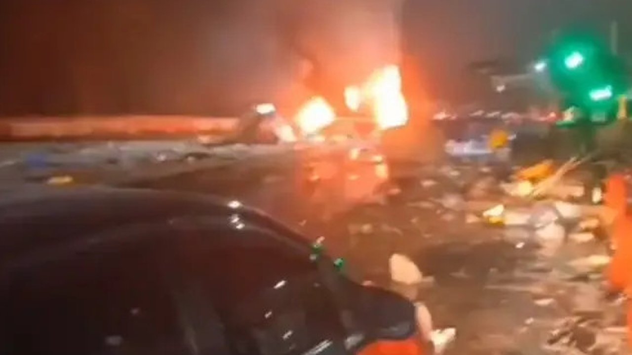 Kecelakaan Tol Ciawi Truk Galon Rem Blong (Sumber: X/Twitter)
