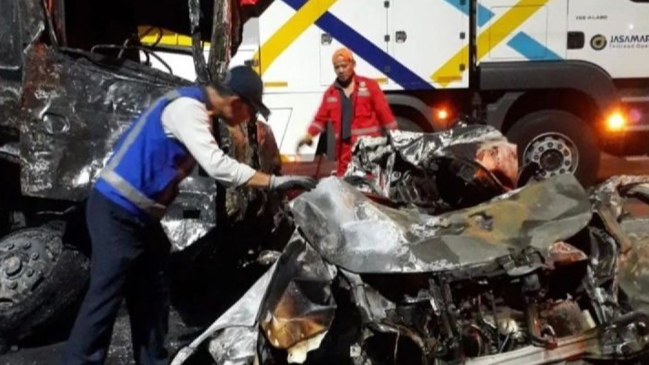 Kecelakaan beruntun di Gerbang Tol Ciawi, Bogor, pada 4 Februari 2024, menewaskan delapan orang dan melukai belasan lainnya; Kemenhub turun tangan untuk investigasi menyeluruh.