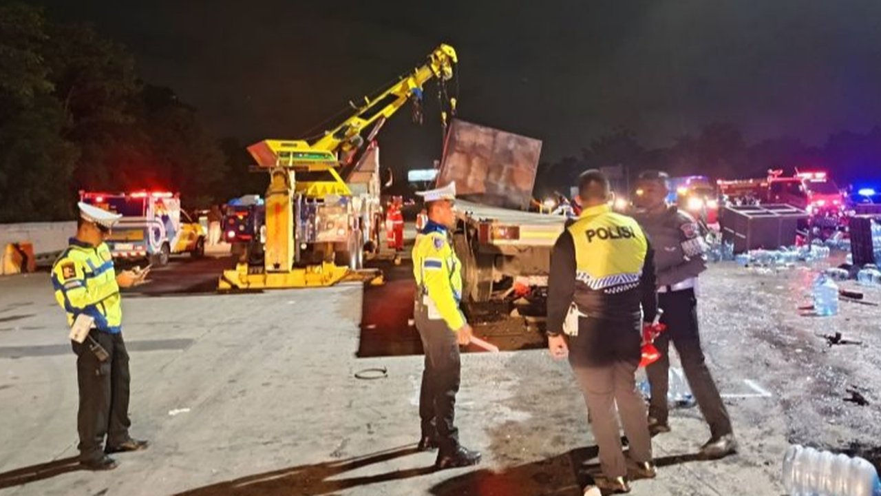 Kecelakaan maut terjadi di Gerbang Tol Ciawi, Kelurahan Katulampa, Kota Bogor, Jawa Barat, sekitar pukul 23.30 WIB,  pada Selasa (4/2) malam.