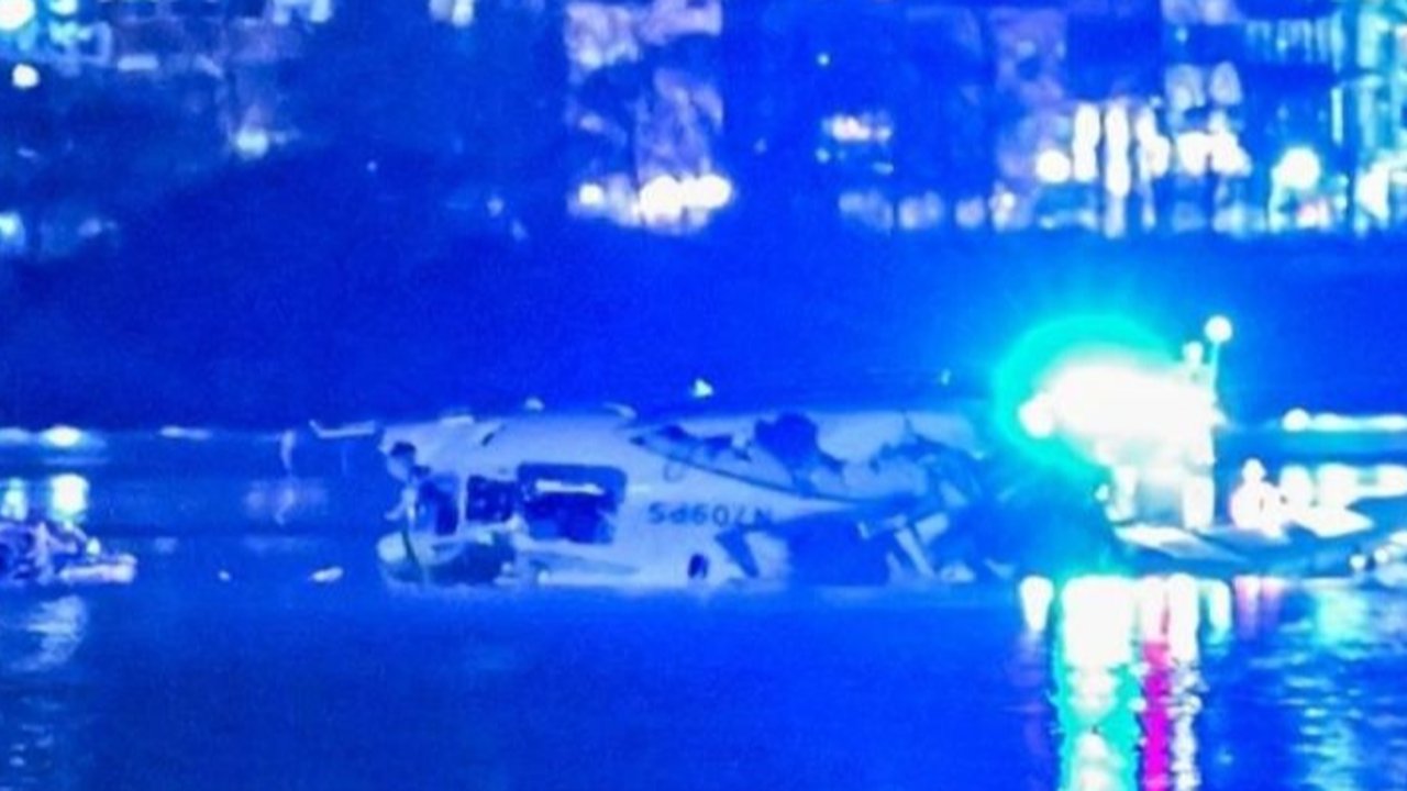 Operasi pencarian dan penyelamatan dilakukan besar-besaran dengan menerjunkan tim terlatih. (ANDREW CABALLERO-REYNOLDS/AFP)