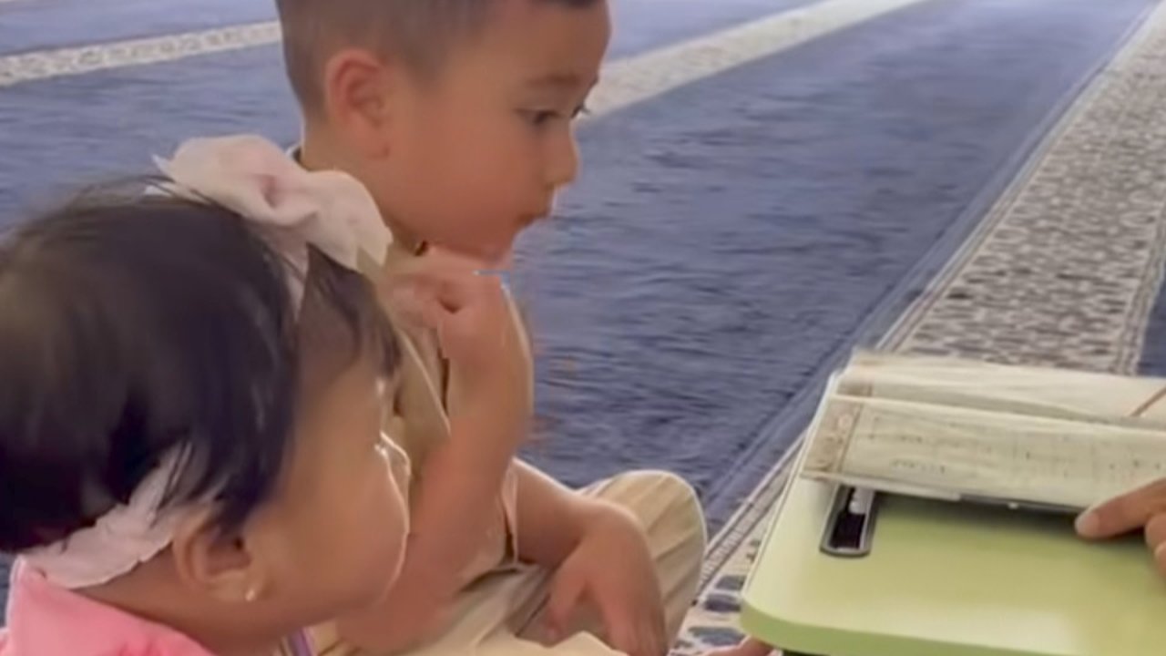 Potret Baby Lily Anteng Temani Rayyanza Ngaji, Gemas Kayak Boneka - Fokus Perhatikan Sang Kakak & Pak Ustaz
