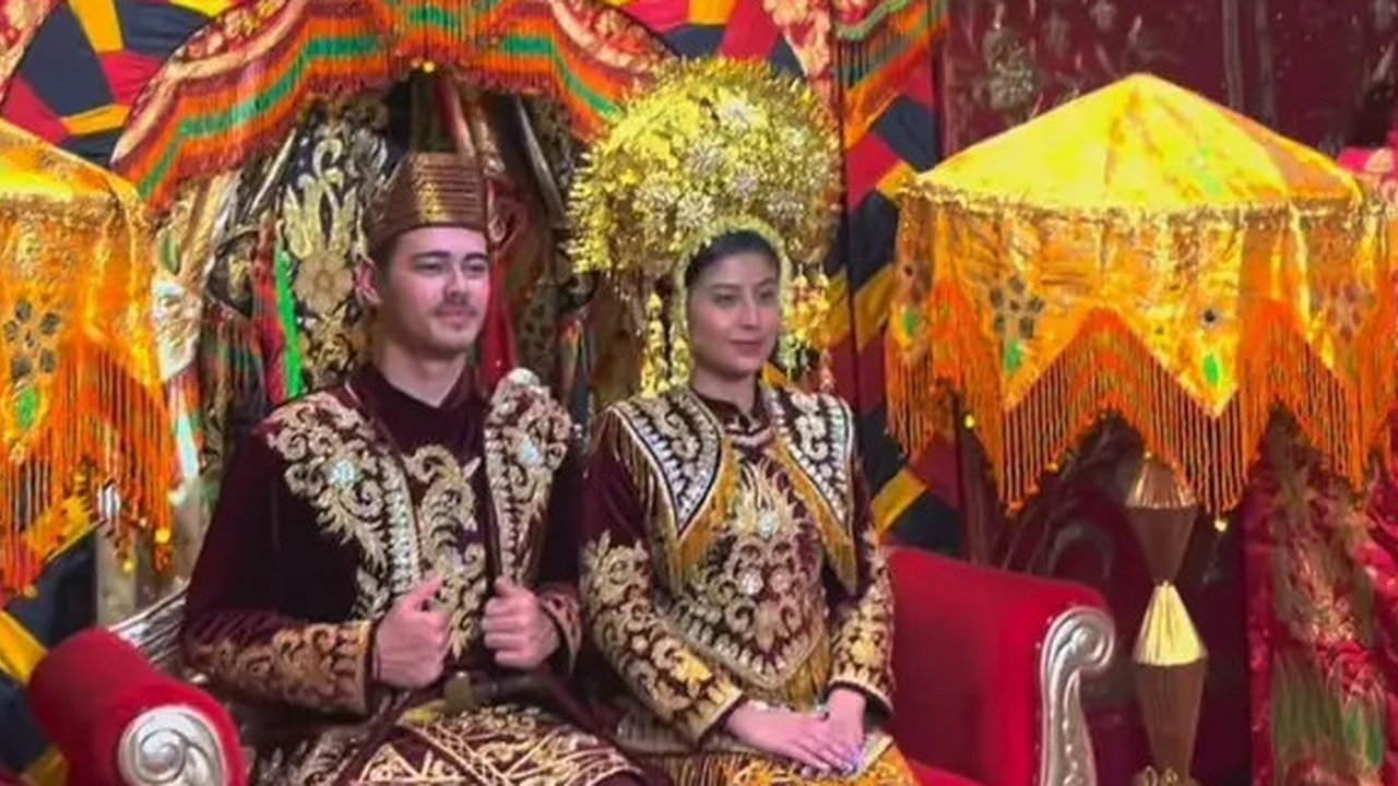Potret Awkarin Ajak Pacar ke Padang, Bak Prewed Pakai Baju Minang  (Sumber: Instagram/narinkovilda)