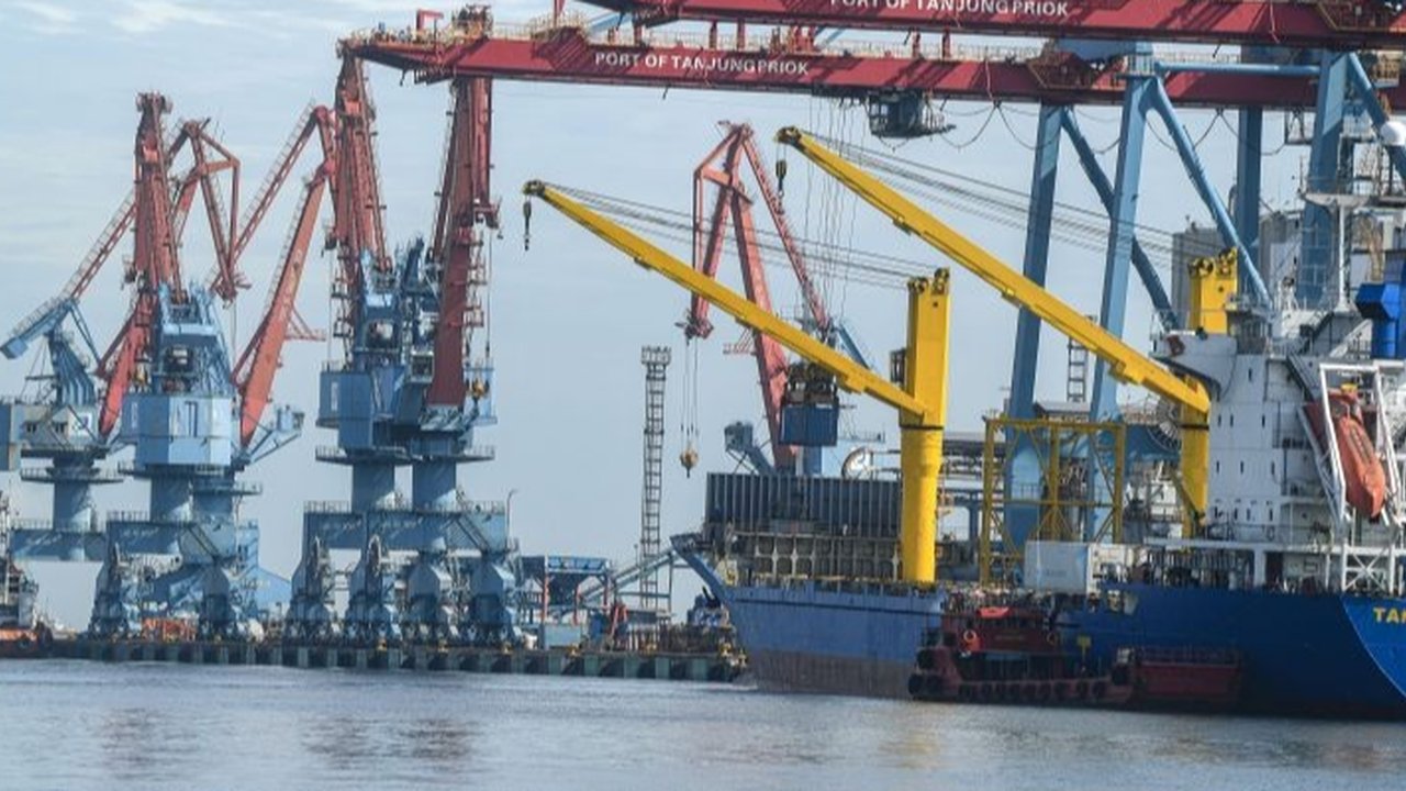 IMF memproyeksikan ekonomi Indonesia tumbuh 5,1% pada 2025 dan 2026, sedikit lebih rendah dari pertumbuhan ekonomi di 2023, serta memberikan proyeksi pertumbuhan ekonomi negara-negara lain di dunia.