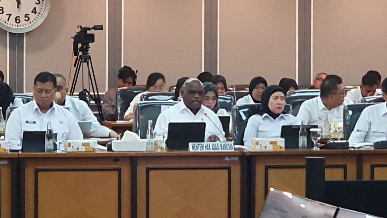 Saat rapat perdana bersama Komisi XIII DPR RI, pada Kamis (31/10/2024), Menteri Hak Asasi Manusia (HAM) Natalius Pigai juga menyampaikan penjelasan dan alasan pihaknya mengusulkan anggaran Rp 20 triliun. Ia menyebut, baru program sosialisasi saja sudah menghabiskan Rp 8,3 triliun. (merdeka.com/Arie Basuki)