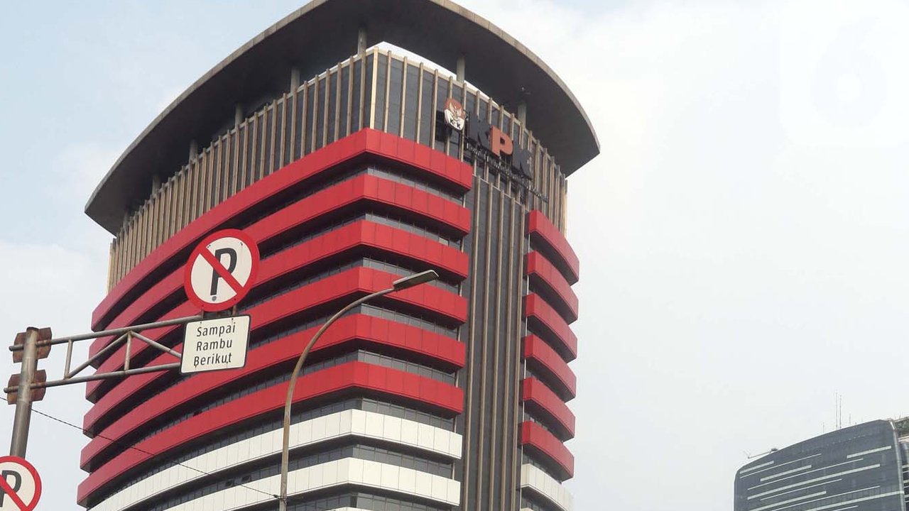 Kendaraan penyemprot air milik kepolisian disiagakan di jalan Kuningan Persada sekitar Gedung Merah Putih KPK, Jakarta, Selasa (1/6/2021). Pengamanan gedung KPK dan sekitarnya diperketat terkait upacara pelantikan pegawai KPK menjadi Aparatur Sipil Negara. (Liputan6.com/Helmi Fithriansyah)