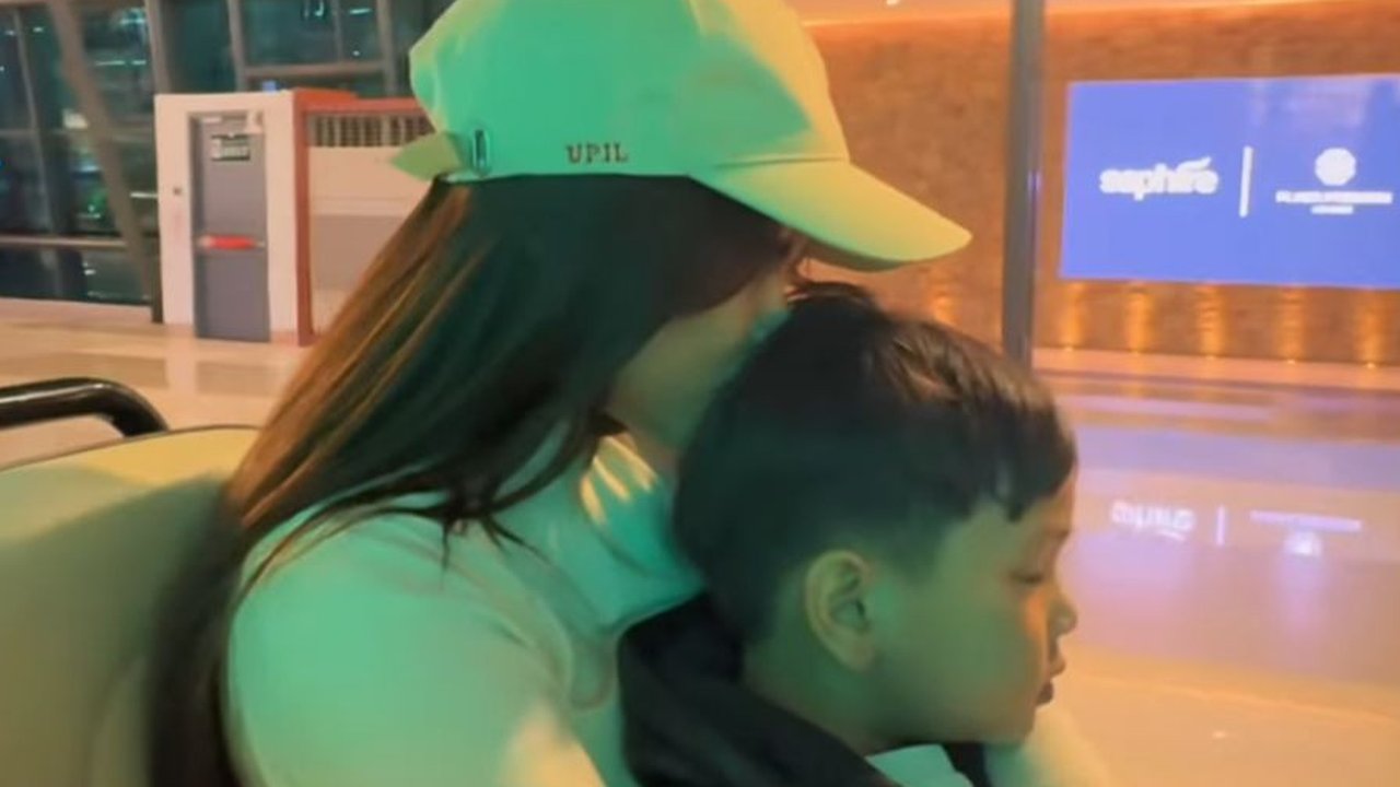 Potret Fuji Memeluk dan Mencium Gala Sky di Bandara, Bukti Kasih Sayang Seperti Anak Sendiri