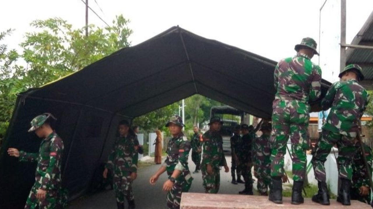 TNI mendirikan tenda serbaguna di Gorontalo sebagai posko bantuan dan tempat pengungsian bagi warga terdampak banjir luapan Danau Limboto, dilengkapi fasilitas medis dan dapur umum.