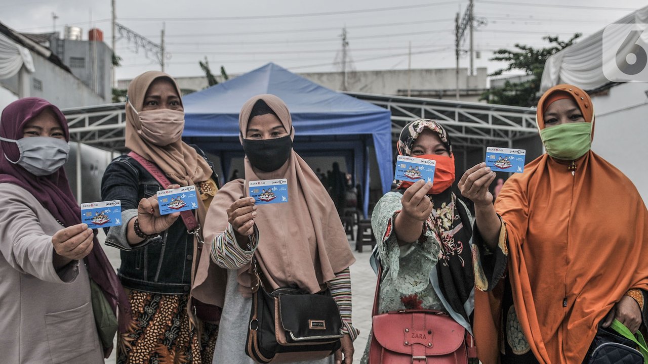 Dinas Pendidikan DKI Jakarta berencana menerapkan syarat nilai rapor minimal 70 untuk penerima KJP Plus mulai pencairan tahap 1 tahun 2025, kebijakan ini bertujuan memotivasi siswa agar rajin belajar, meskipun masih akan dikaji ulang.