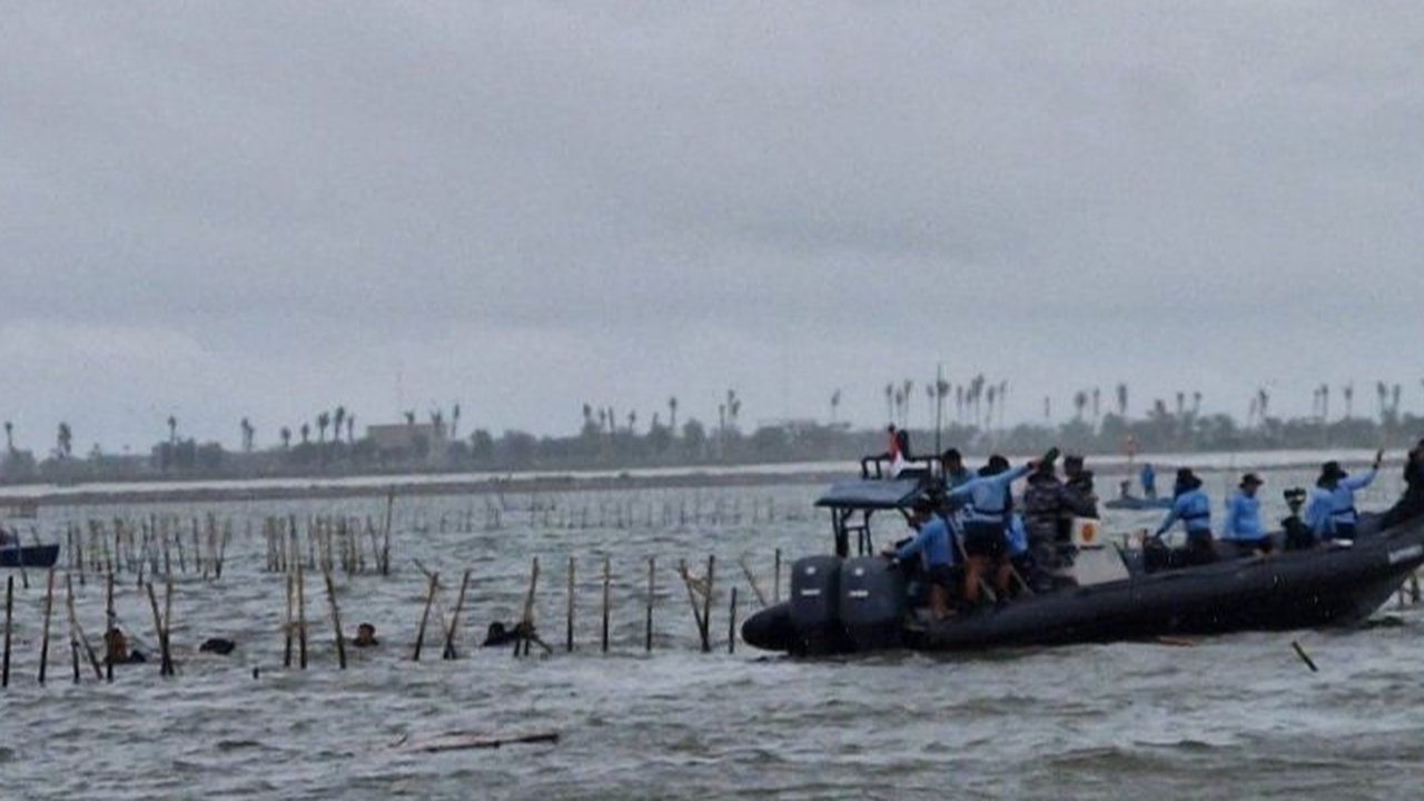 Perintah Kasal, Pasukan TNI AL Dibantu Nelayan Makin Getol Obrak Abrik Pagar Laut Misterius