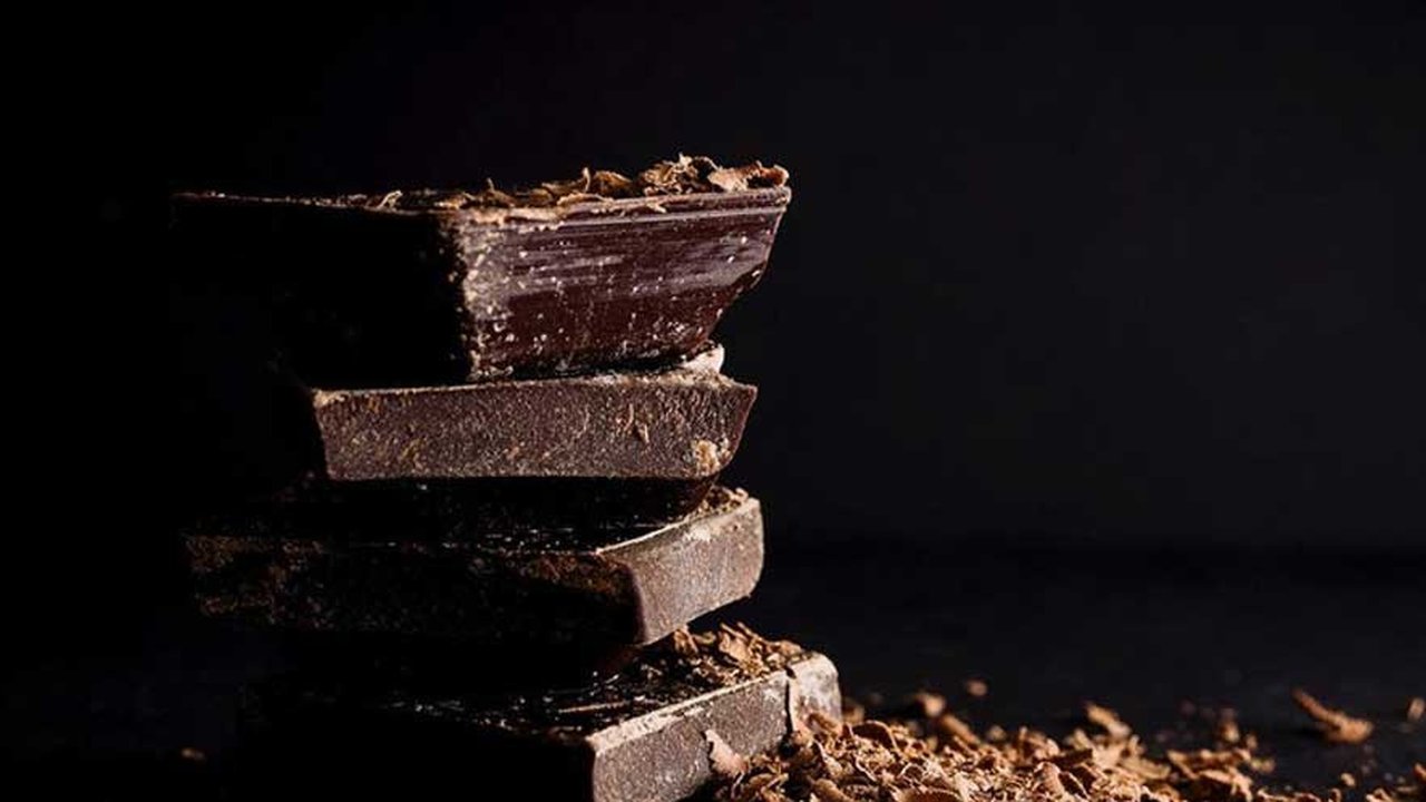 Ilustrasi cokelat hitam.
