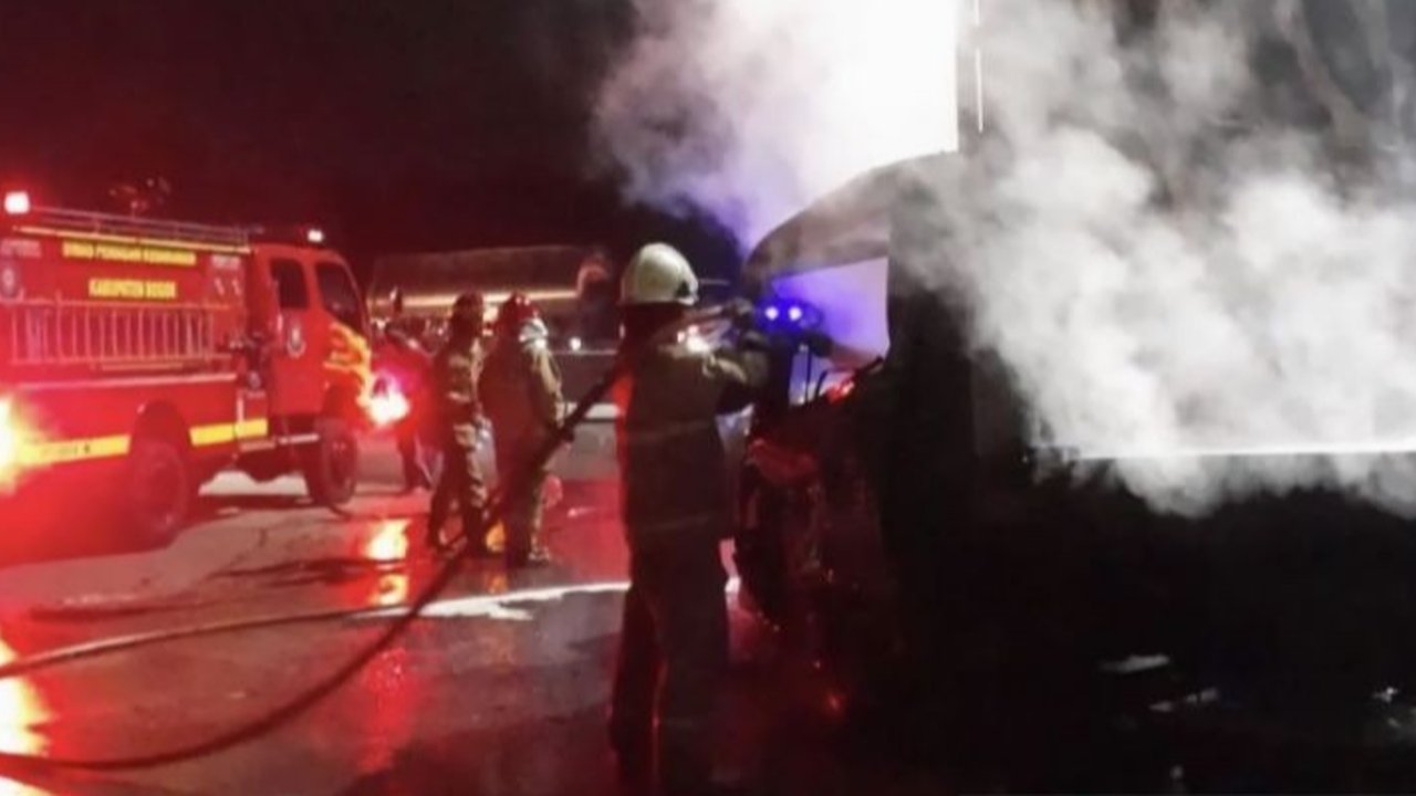 Kecelakaan beruntun di Gerbang Tol Ciawi menewaskan 8 orang, 6 diantaranya belum teridentifikasi,  sementara 11 lainnya luka-luka dengan berbagai tingkat keparahan.