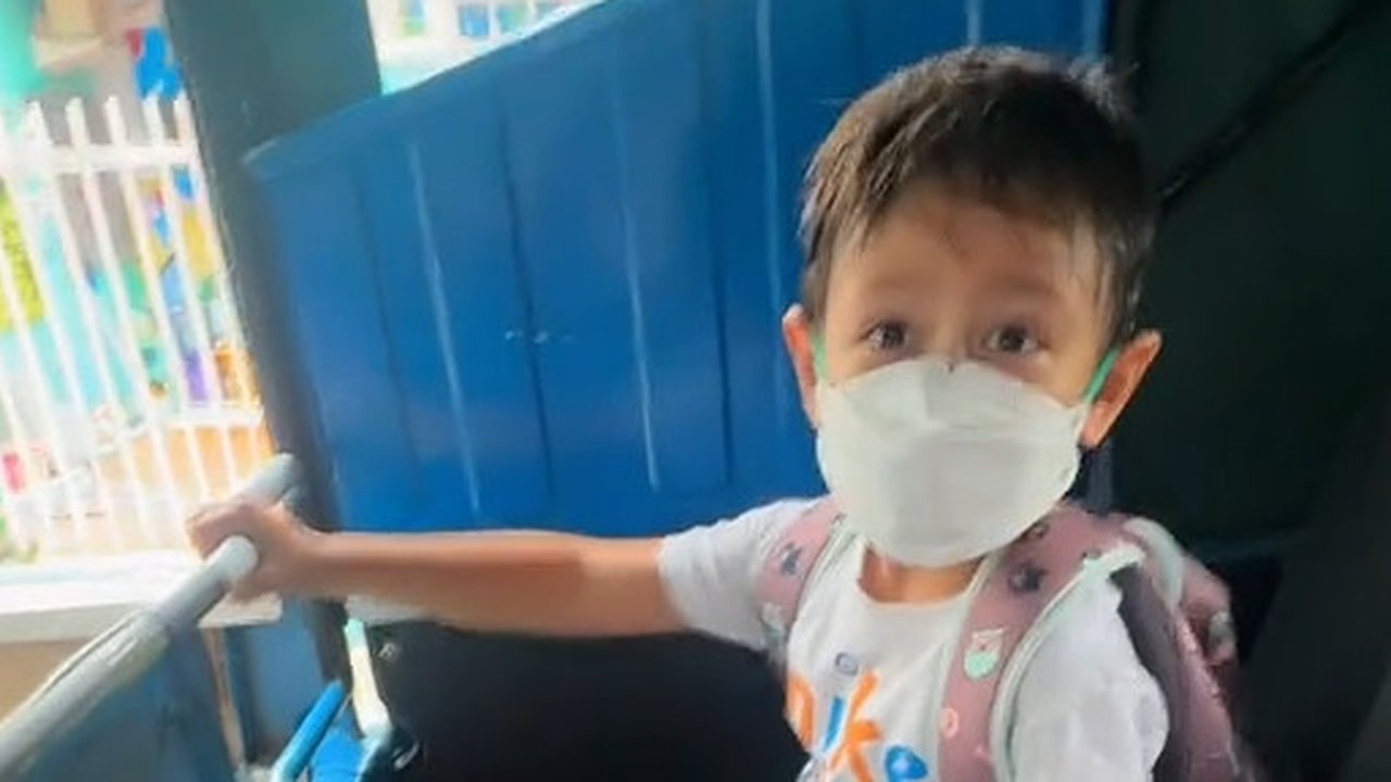 Momen Kocak Anak Marcell Darwin Lebih Pilih Naik Bajaj dariada Mobil