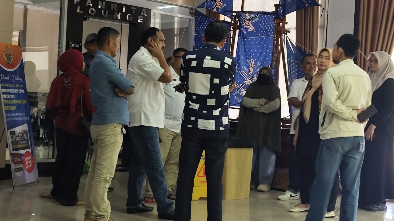 Orang tua murid demo SMAN 17 Makassar