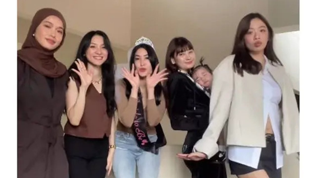 Potret reuni girlband Princess di bridal showerElmaAgustin. (sumber: Instagram/danitasigarlaki/racheloctavia19)