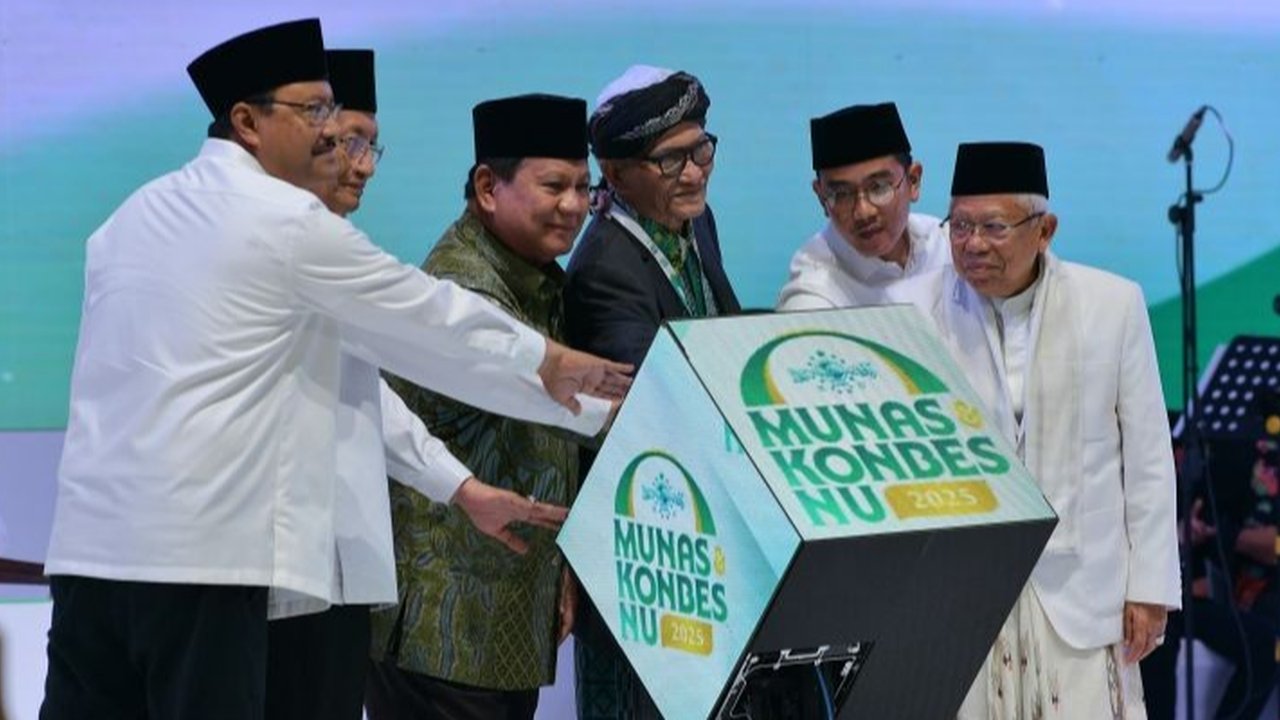 Presiden Prabowo Subianto dan Wakil Presiden Gibran Rakabuming menghadiri puncak peringatan Harlah ke-102 Nahdlatul Ulama (NU) di Istora Senayan, Jakarta, dengan tema 'Bekerja Bersama Umat untuk Indonesia Maslahat'.