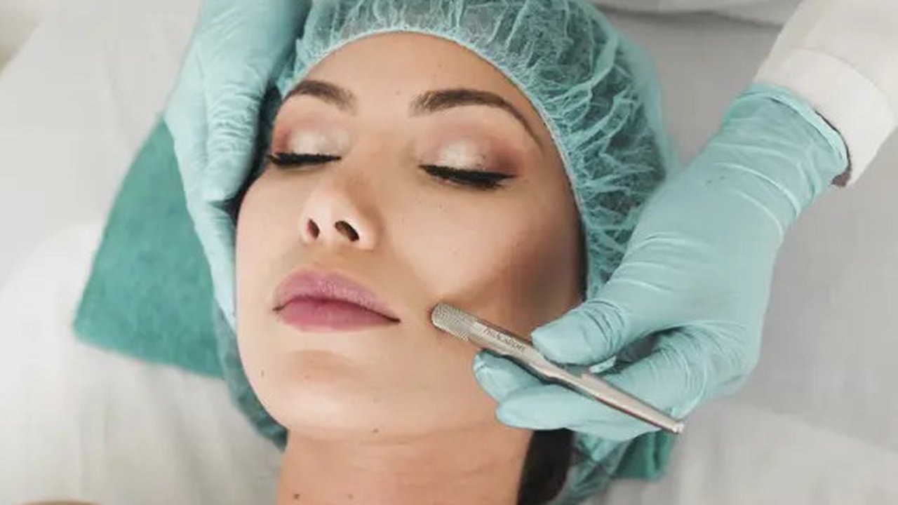 Ilustrasi makeup menutupi pipi tembam. (Unsplash.com/Miguel Runa).