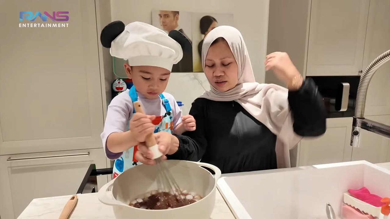 Potret Rayyanza Belajar Buat Takjil Jelang Ramadan, Pas Ditanya Soal Rasa Bikin Ngakak 'Enak, tapi Masih Jauh'