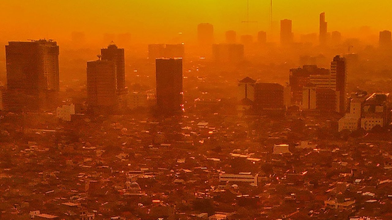 Suasana gedung pencakar langit dan pemukiman padat penduduk saat senja di wilayah Tanah Abang,  Jakarta, Rabu (05/02/2025). Indonesia dengan penduduk terbanyak keempat di dunia memiliki 121 kota. Jakarta, menjadi satu-satu kota besar yang ditinggali lebih dari 11 juta jiwa. Dilansir dari World Population Review 2024 Jakarta berada di urutan ke-28 kota terpadat di dunia dengan jumlah penduduk sekitar 11.436.004 jiwa. Kota-kota besar di Indonesia yang memiliki banyak penduduk diantaranya Surabaya dengan 2,87 juta jiwa, Bekasi dengan 2,54 juta jiwa, dan Bandung sebanyak 2,44 juta jiwa