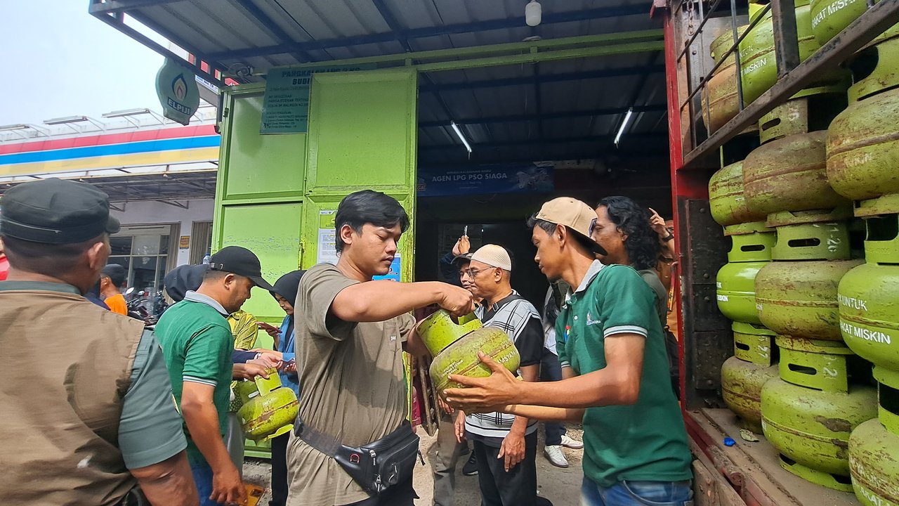 Antrean masyarakat masih terlihat di pangkalan agen gas LPG 3 kg di Jalan Palem Raya, Kecamatan Cibodas, Kota Tangerang, Banten pada hari ini, Selasa (4/2/2025). (Liputan6.com/Pramita Tristiawati)