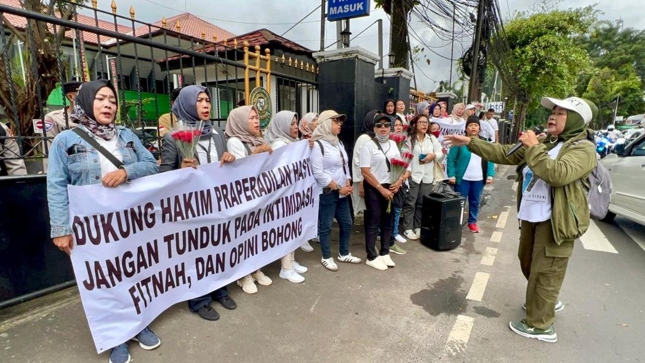 Emak-Emak Dukung Hasto Demo Depan PN Jaksel